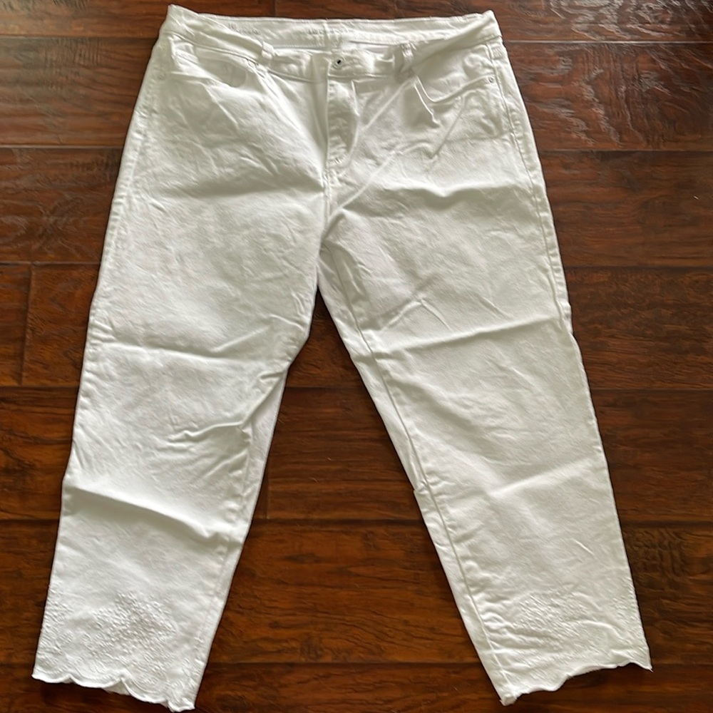 Cropped jeans with embroidered hem